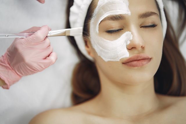 كيف تختارين مستحضرات التجميل المناسبة لنوع بشرتك؟